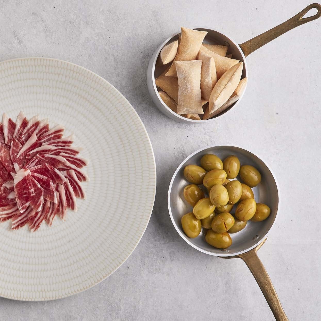 Castro y González — jamón plate with olives and picos